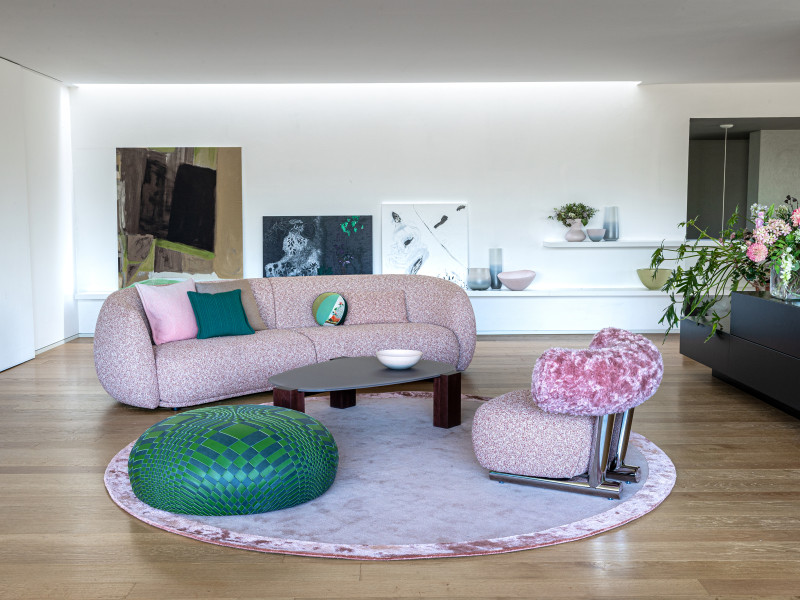 In the Pacific sofa, hard edges are banned while the soft shapes are enhanced, with soft, woolly textile.