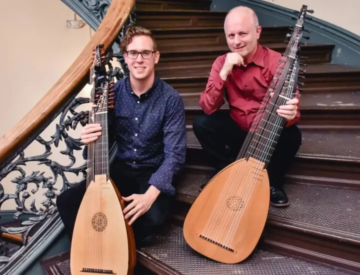 Members of Duo Silvio each old lutes 