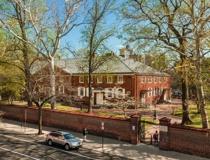 Image of Arch Street Meeting House, a red-brick Georgian-style Quaker meetinghouse and museum.